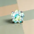 Pendiente de titanio con forma de flor de cerezo y circonita degradada azul-verde - Amarillo Azul (Tornillo de Aleación de Titanio)