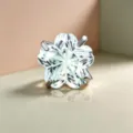 Pendiente de titanio con circonita de corte flor de cerezo y degradado bicolor - Verde Menta (Tornillo de Aleación de Titanio)