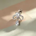 Clou d'oreille en titane avec cœur zircon nœud papillon et goutte pendante - Style Nœud Cœur (A851-1) / Spirale Externe en Alliage de Titane / Blanc