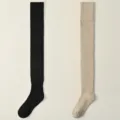 Oberschenkel lange Socken in Schwarz und Beige, gestrickte gerippte warme Winterstrümpfe. - Einheitsgröße (34-39) / Schwarz + Hellbeige