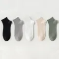Baumwoll Sneakersocken im 5er-Pack kurz gerippt atmungsaktiv Freizeit Socken mehrfarbig - M87 (Einheitsgröße 39-45) / Schwarz+Grau+Weiß+Hautfarbe+Armeegrün