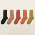 Bequeme einfarbige mittelhohe Baumwollsocken im 5er-Set für Herbst und Winter im Alltag - J98-1 Schwarz + Khaki + Ziegelrot + Karamell + Dunkelgrün
