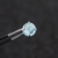 6mm titanium oorknopje met een blauwe gradiënt edelsteen in reuzenrad-slijpvorm - Roestvrij Stalen Externe Spiraal Kraakbeen Piercing (A1150) / Licht Zee Blauw