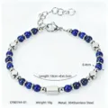 Dettaglio del braccialetto con pietre di lapislazzuli blu e perle in acciaio inox 304 - Lapislazzuli (CWB0744)