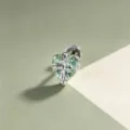 Minimalistischer mintgrüner Herz-Zirkon-Ohrknochenstecker mit silbernem Kreuzdetail - A703-1# Herz (Titanlegierung)