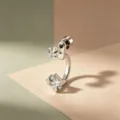 Boucles d'oreilles en titane argenté en forme de C avec zircons carrés et étoiles - Style Blanc (A-848-4# Alliage de Titane Spirale Externe)