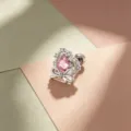 Pendiente de titanio con circonita rosa en forma de corazón y detalle de lazo dulce. - Estilo Conejo Corazón (A679-1) / Cierre de Rosca de Aleación de Titanio / Rosa