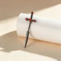 Pendiente de cartílago de cruz de espada con circonitas rojas en aleación de titanio negro - Espada Cruz (A754-4) / Espiral Externa de Aleación de Titanio / Negro Rojo