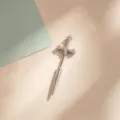Elegante pendiente de titanio con forma de espada y circonitas rosas en micro-pavé - Espada Cruz (A754-5) / Espiral Externa de Aleación de Titanio / Rosa