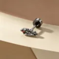 Dunkler Titan Engelsflügel-Ohrstecker mit einem kleinen roten Edelstein-Akzent - Schwarz Rot Rechts (Titanlegierung Spirale)