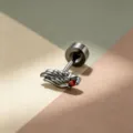 Einzigartiger Angel Wing Titan-Knorpelstecker mit einem leuchtend roten Edelsteinbesatz - Schwarz Rot Links (Titanlegierung Spirale)