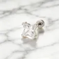 Clou d'oreille en titane avec zircone 6mm coupe lys et fermoir à vis sur marbre - Style Blanc (A-211) / Spirale Externe en Alliage de Titane