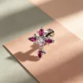 Pendiente de cruz de titanio plateado con circonitas rosas de corte marquesa - Estilo Espiral Titanio (A616-5) / Rosa rojo