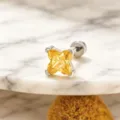 Élégante puce d'oreille en zircon jaune 6mm coupe lys avec une tige à vis en titane solide - Style Jaune D'or (A-211) / Spirale Externe en Alliage de Titane