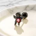 Stoere zwarte Cupido engel oorknopje van titanium staal met een rode hartvormige zirkoon - Engel Hart Stijl (A227-13# Titaniumlegering Buitenschroef)
