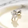 Zilverkleurige engel oorknopje met hartvormige zirkoon en platte schroefsluiting - Engel Hart Stijl (A227-8# Titaniumlegering Buitenschroef)