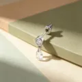 Eleganter silberner Ohrknochenstecker mit Wassertropfen-Anhänger und klaren Zirkonias - Wassertropfen (A682-4) / Titanlegierung Schraube / Weiß