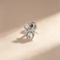 Einzigartiger silberner Spinnen-Ohrstecker aus Titanlegierung mit schillernder Perle - AB Bunter Stil (Titanlegierung Außenschraube)