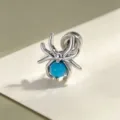 Silberne Spinne Ohrstecker mit einem leuchtend blauen Perlenakzent aus Titanlegierung - Erdblauer Stil (Titanlegierung Außenschraube)
