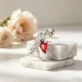 Primer plano elegante de un pendiente de pájaro plateado con circonita roja y cadena - Espiral Externa de Acero Inoxidable / Plata Rojo