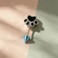 Unieke kattenpoot kraakbeen oorbel met een blauwe metalen spike en schroefsluiting - Zwarte Poot + Blauwe Spike (Titaallegering Externe Helix)