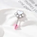 Schattige kattenpoot kraakbeen oorbel met roze kegelvormige schroefsluiting piercing - Witte Poot + Roze Spike (RVS Externe Helix)