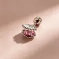Élégante boucle d'oreille coquillage en acier titane avec perle rose et vis arrière - Vis en Alliage de Titane - Rose