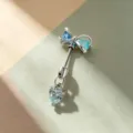 Eleganter silberner Bogen-Piercing-Schmuck mit hellblauem Herz-Kristall-Anhänger - Blaue Schleife + Blaues Herz (A509-1) / Titanlegierung Außenspirale / Silber/Blau