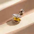 Clou d'oreille en acier titane en forme de coquillage avec une perle jaune ambre - Vis Externe Alliage de Titane - Jaune