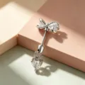 Silberfarbener Bogendurchstich mit hängendem Herzkristallanhänger - Weiße Schleife + Weißes Herz (A509-5) / Titanlegierung Außenspirale / Silber/Weiß