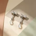 Elegante silberne Schleifen-Piercing-Ohrringe mit funkelnden Wassertropfen-Kristallanhängern. - Weiße Schleife + Weißer Tropfen (A509-6) / Titanlegierung Außenspirale / Silber/Weiß