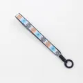 Nahaufnahme des böhmischen Jacquard-Lanyards mit buntem Gänseblümchenmuster und Metallring - Gänseblümchen Jacquard (06-11C)
