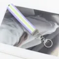 Gewebtes Handgelenk-Schlüsselband mit geometrischen lavendel- und lindgrünen Streifen - Lila Rand Silberner Verschluss