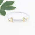 Detalle de pulsera de cable de acero trenzado blanco con deslizadores dorados ajustables - Blanco
