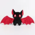 Vooraanzicht van een schattige zwart-rode gotische Halloween vleermuis knuffel - Zwart Rood