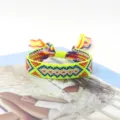 Nahaufnahme eines farbenfrohen, handgewebten Boho-Freundschaftsarmbands mit Mustern - A#(22) Neon Gelb Rosa Orange Blau
