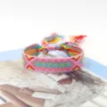 Detaillierte Ansicht eines handgewebten bunten Boheme-Freundschaftsarmbands im Ethno-Stil - A#(24) Rosa Gelb Cyan Rot