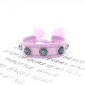 Detailansicht eines lila gewebten Armbands mit Metallnieten und Türkissteinen - Stil 4