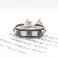 Detailansicht eines handgewebten Armbands mit Vintage-Metallnieten und Türkissteinen - Stil 16