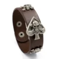Brazalete ancho de cuero marrón estilo punk con remaches de calavera y símbolo picas - Marrón