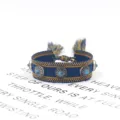 Retro gewebtes blaues Armband mit dekorativen Metallnieten und Türkis-Steinchen - Stil 9