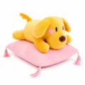 Fields of Mistria Plüsch-Hund auf einem weichen rosa Kissen mit dekorativen Quasten - Kissen Hund