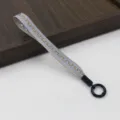Detailansicht eines böhmischen Jacquard-Lanyards mit geometrischem Muster und Clip - Cremeweiß Blau Gelb Geometrisch (06-11A)