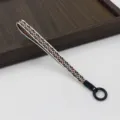 Detailansicht eines böhmischen Jacquard-gewebten kurzen Schlüsselbands mit Metallring - Braun Schwarz Raute (06-11B)