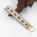 Detailansicht eines Vintage Schlüsselanhängers mit Blumenmuster und goldenen Beschlägen - Retro Wald Floral (04-15A)