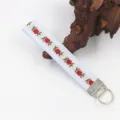 Detailansicht des Jacquard-gewebten Armbands mit einem roten Blumen-Stickmuster - Blau Kariert Floral (04-15D)