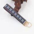 Detailansicht eines gewebten Schlüsselanhängers mit ethnischem Jacquard-Muster und Goldring - Schwarz Nordisch Geometrisch (D)
