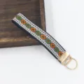 Detailansicht eines böhmischen ethnischen Schlüsselanhängers mit geometrischem Webband - Schwarz Orange Grün Geometrisch (F)