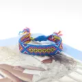 Handgewebtes buntes ethnisches Freundschaftsarmband mit lebhaften Rautenmustern - A#(13) Blau Rosa Gelb Weiß