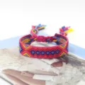 Handgefertigtes gewebtes Freundschaftsarmband im Ethno-Stil mit buntem Rautenmuster. - A#(10) Bunt Rosa
